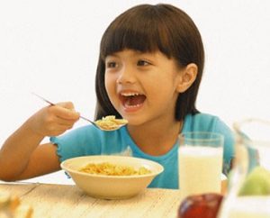 cach don gian giup tre het bieng an