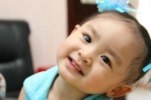 giup tre co doi mat sang khoe