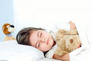 vi sao nen cho tre ngu truoc 9h